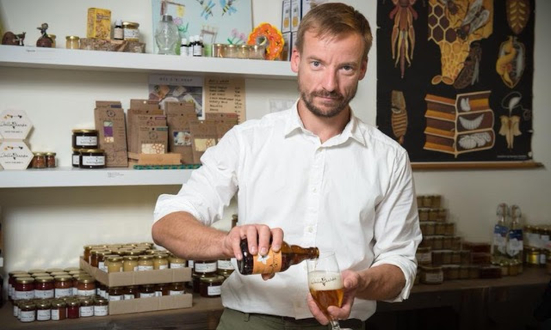Belgische brouwer schenkt bier in een glas